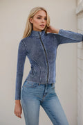 Top de denim con cuello alto y cremallera en color negro