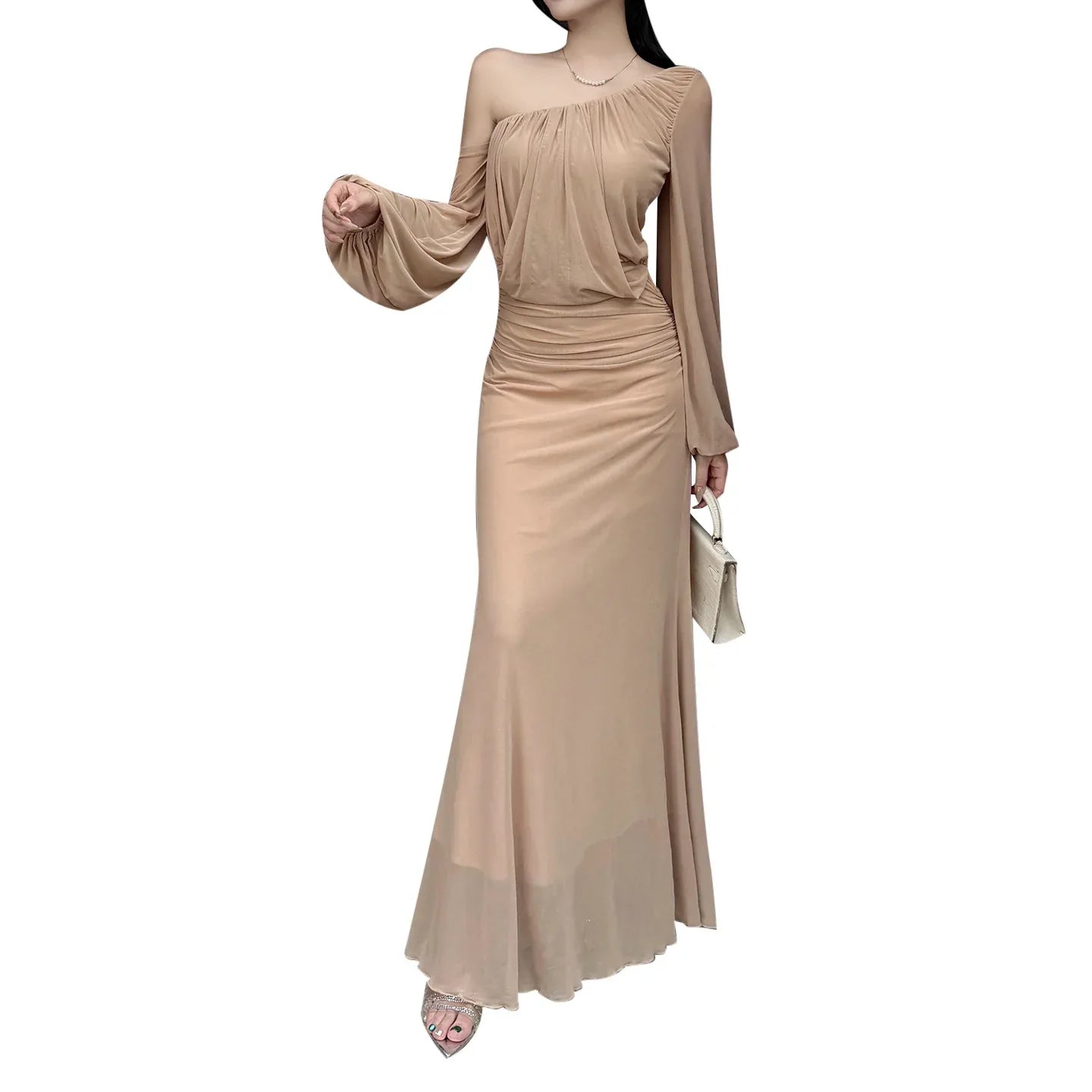 Vestido de estilo francés con hombros asimétricos en color albaricoque