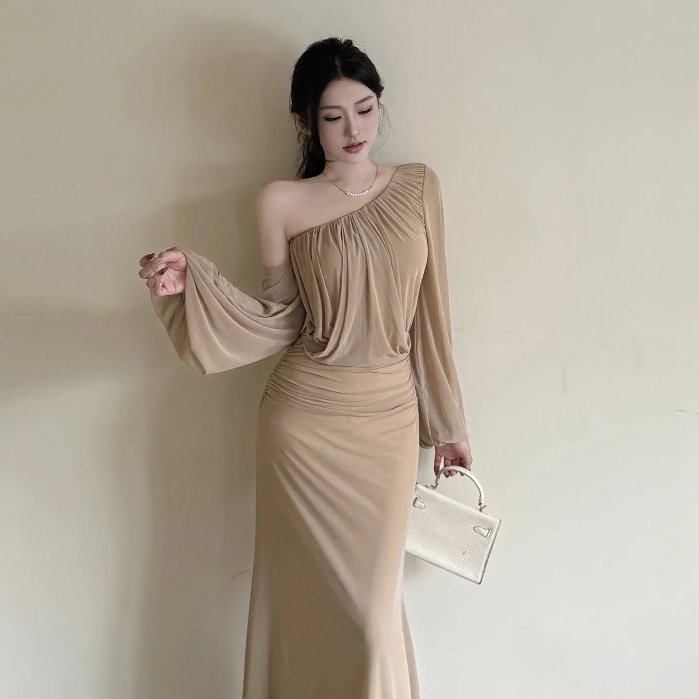 Vestido de estilo frances con hombros asimétricos para mujer
